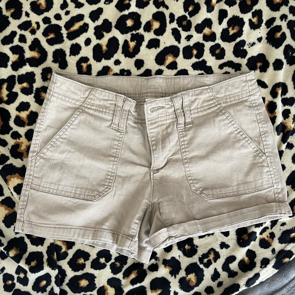 Cute tan cargo shorts !